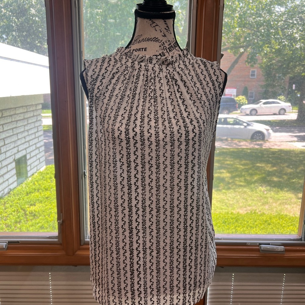 Black and White Sleeveless Top EUC♥️♥️♥️